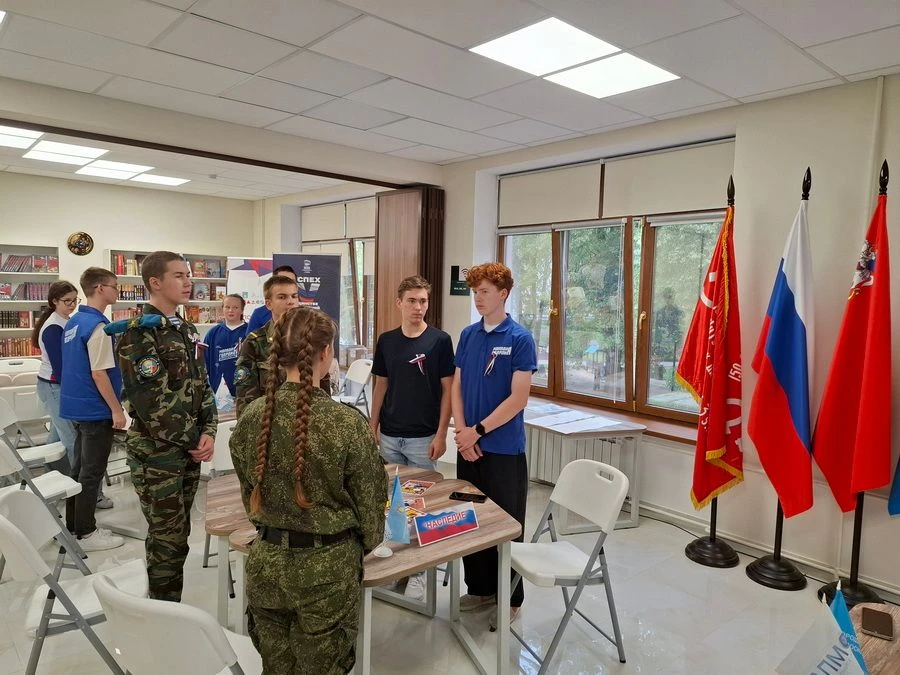 В рамках празднования Дня флага Российской Федерации, сотрудники «Компаса», провели инт...