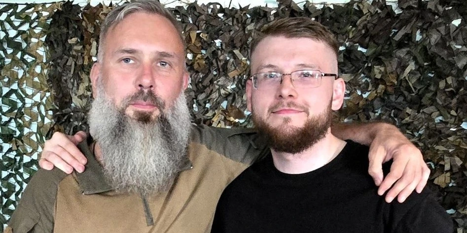 Год назад я опубликовал стихотворение, посвящённое Жене Николаеву («Гайдуку»).

Он иронически спроси