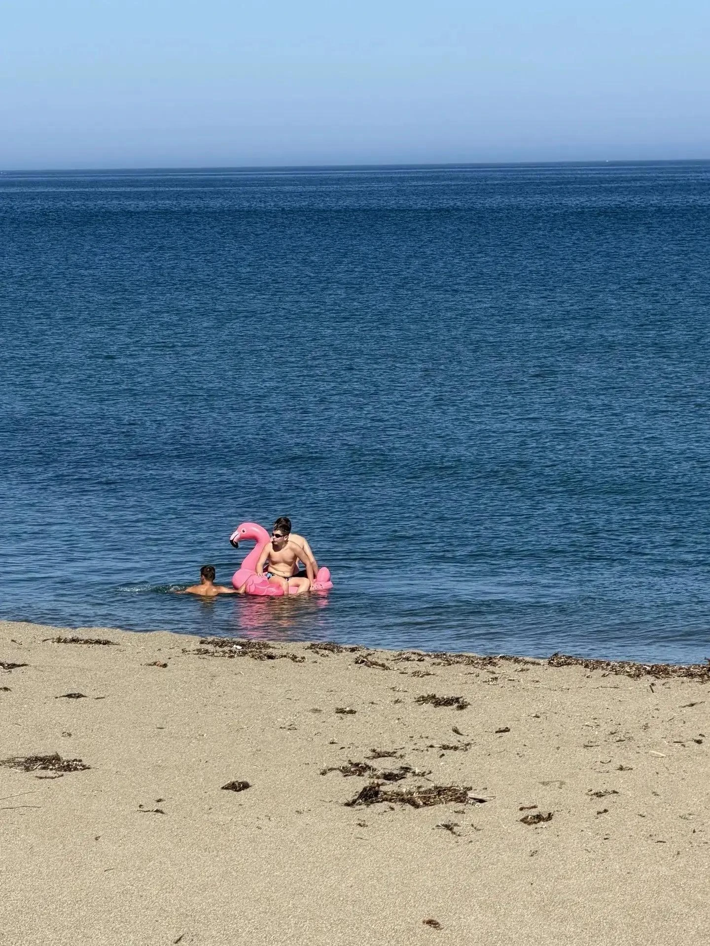 🏖️ На календаре - 19 сентября, а сахалинцы купаются и загорают в Охотском море