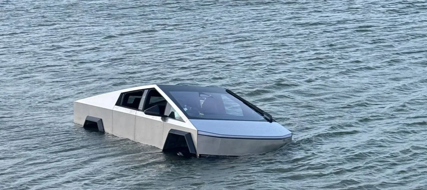 🚤 Cybertruck не захотел стать лодкой и довёл хозяина до кутузки  Владелец электрокара Tesla Cybertru