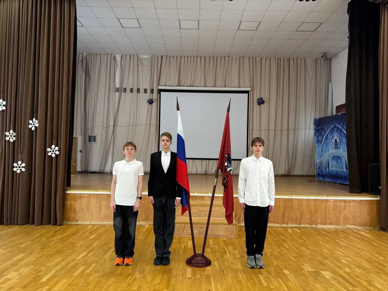 🇷🇺Учебная неделя в нашей школе началась с торжественной церемонии поднятия и выноса Государственного