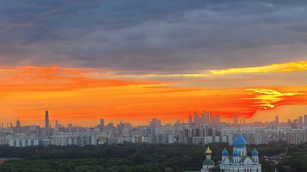 Летние закаты — это настоящее произведение искусства. Особенно, если смотреть на них из...