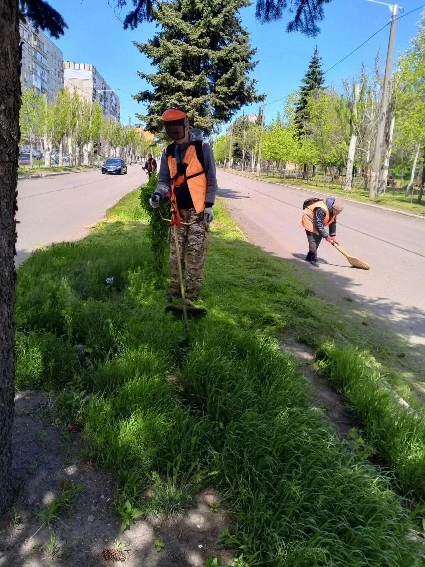 Коммунальщики Снежного продолжают благоустраивать территории общего пользования.