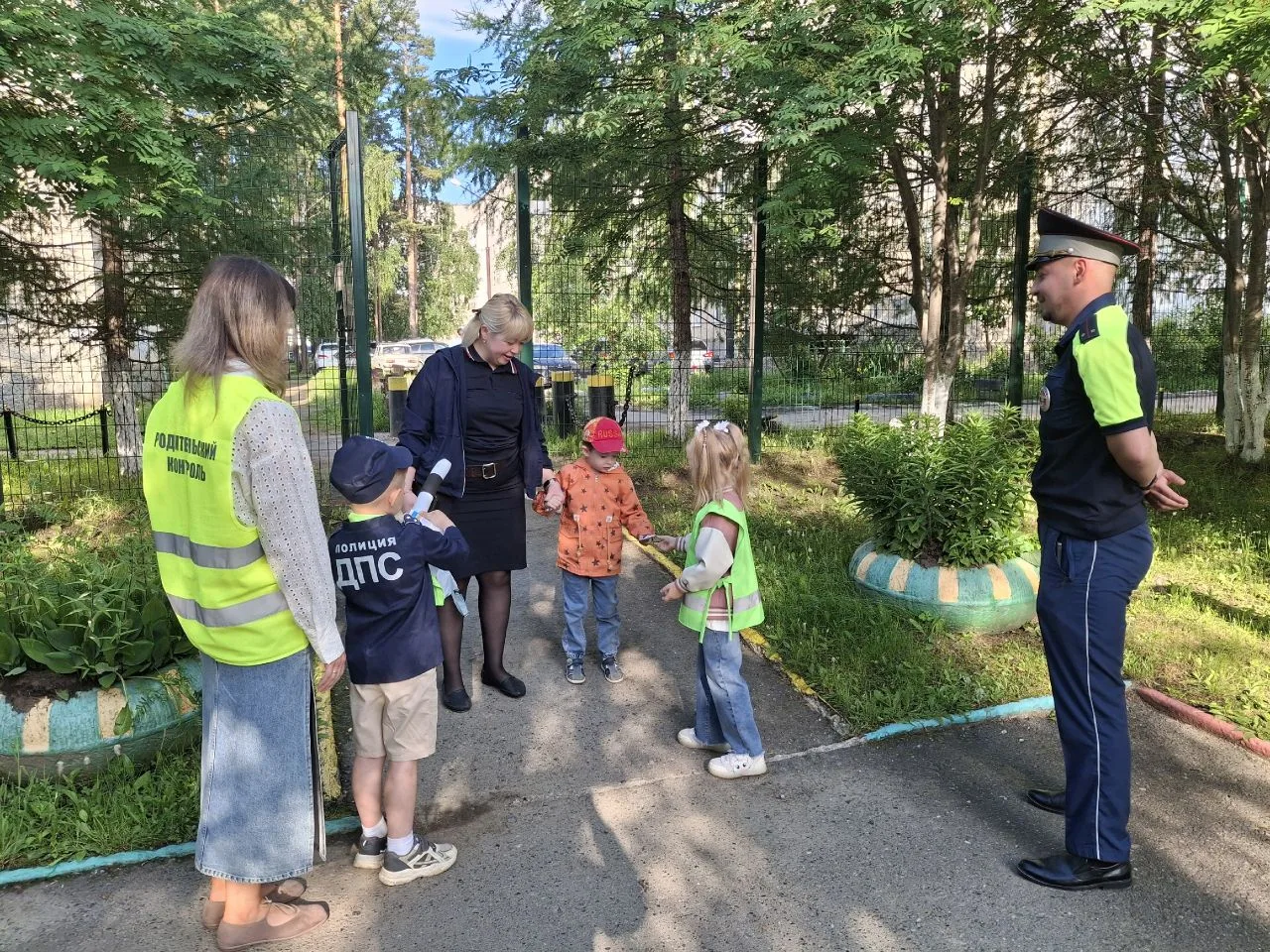 🚨 «Родительский патруль» в группе «Морячок»: учим дорожной безопасности вместе!

В нашем детском са