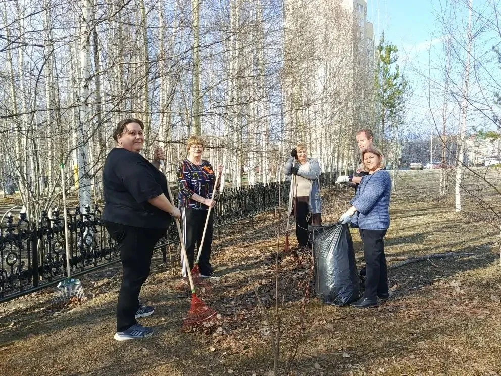 Субботник 🧹  В преддверии Дня Победы обучающиеся, педагоги и сотрудники школы вышли на субботник!  В