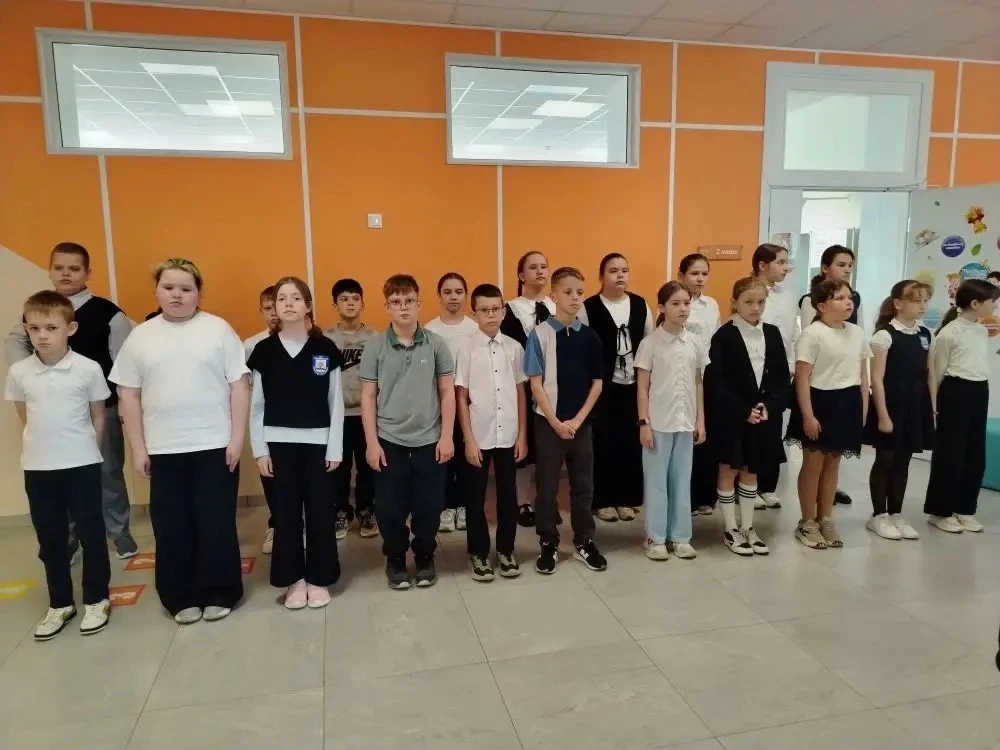 📌Солнечное утро понедельника для обучающихся Глебовской школы началось с традиционной торжественной 