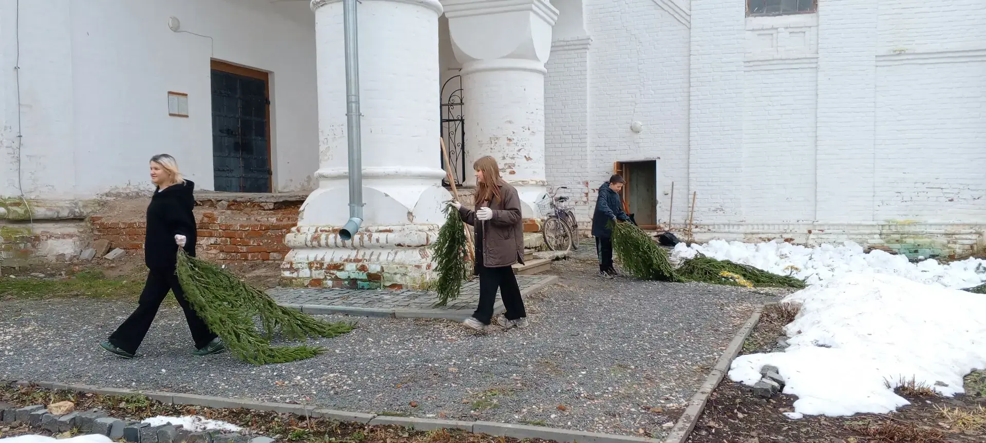 🌿 В нашей школе есть свои волонтёрские отряды и активные классы, которые не проходят мимо добрых де