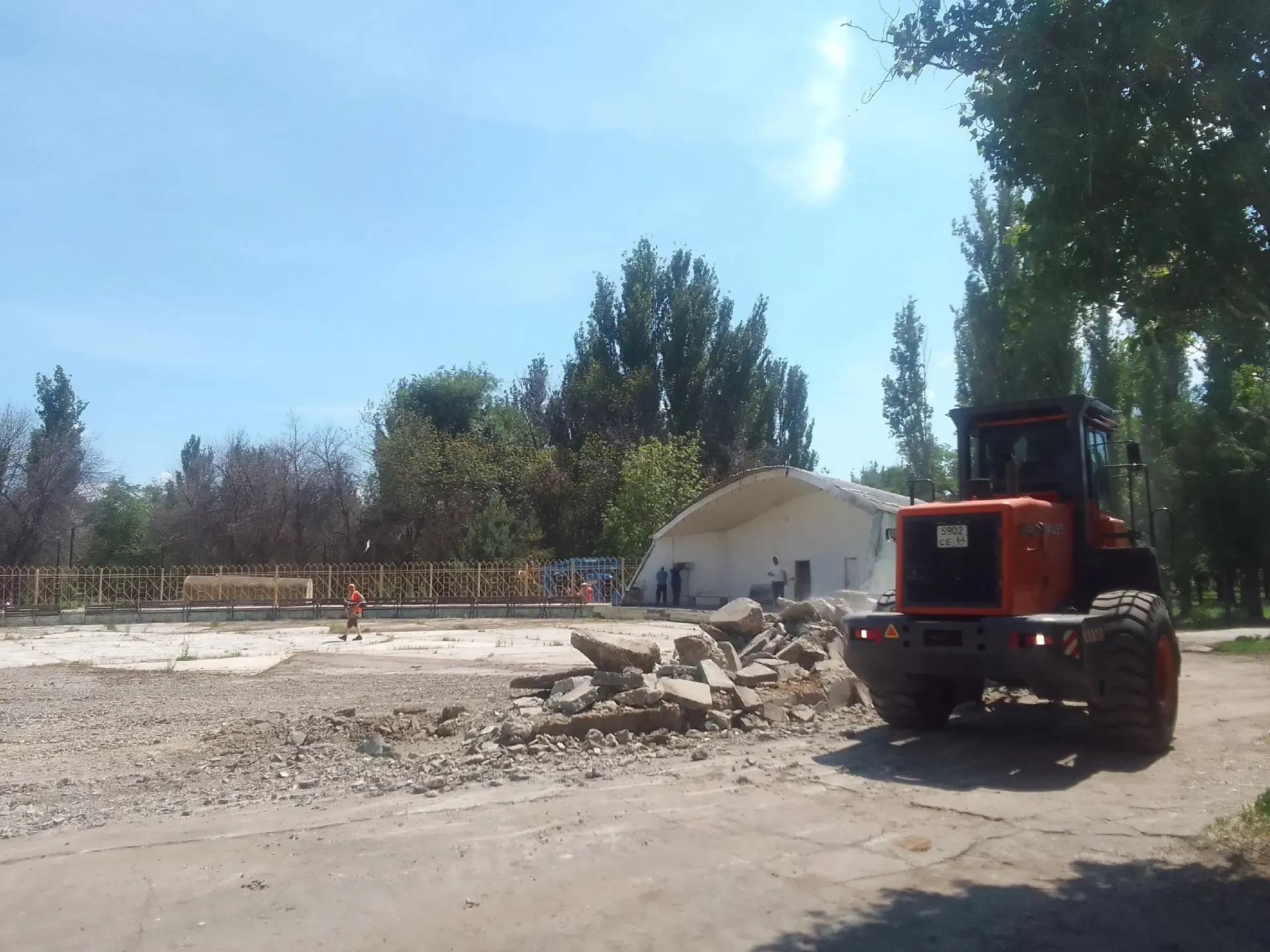 Здравствуйте, всем . 
Узнаете нашу старую
 танцплощадку "клетку"? Не помню в каком году она была воз