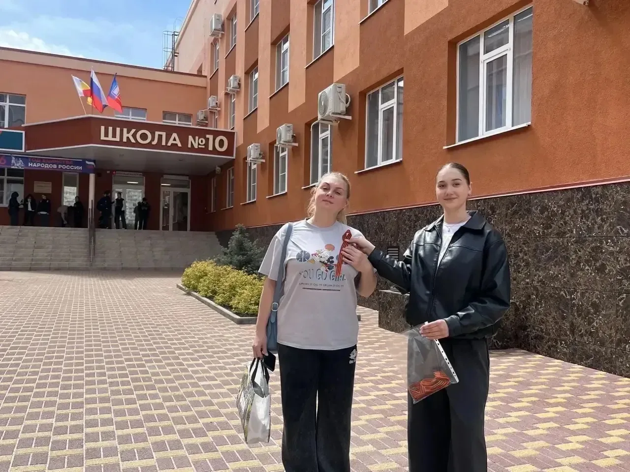 Обучающиеся МАОУ «Школа №10» приняли участие во Всероссийской акции «Георгиевская ленточка». Активис