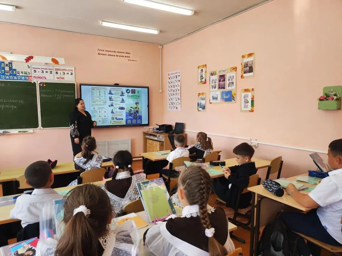 Сегодня с обучающимися начальных классов был проведён  урок безопасности. Целью данного...