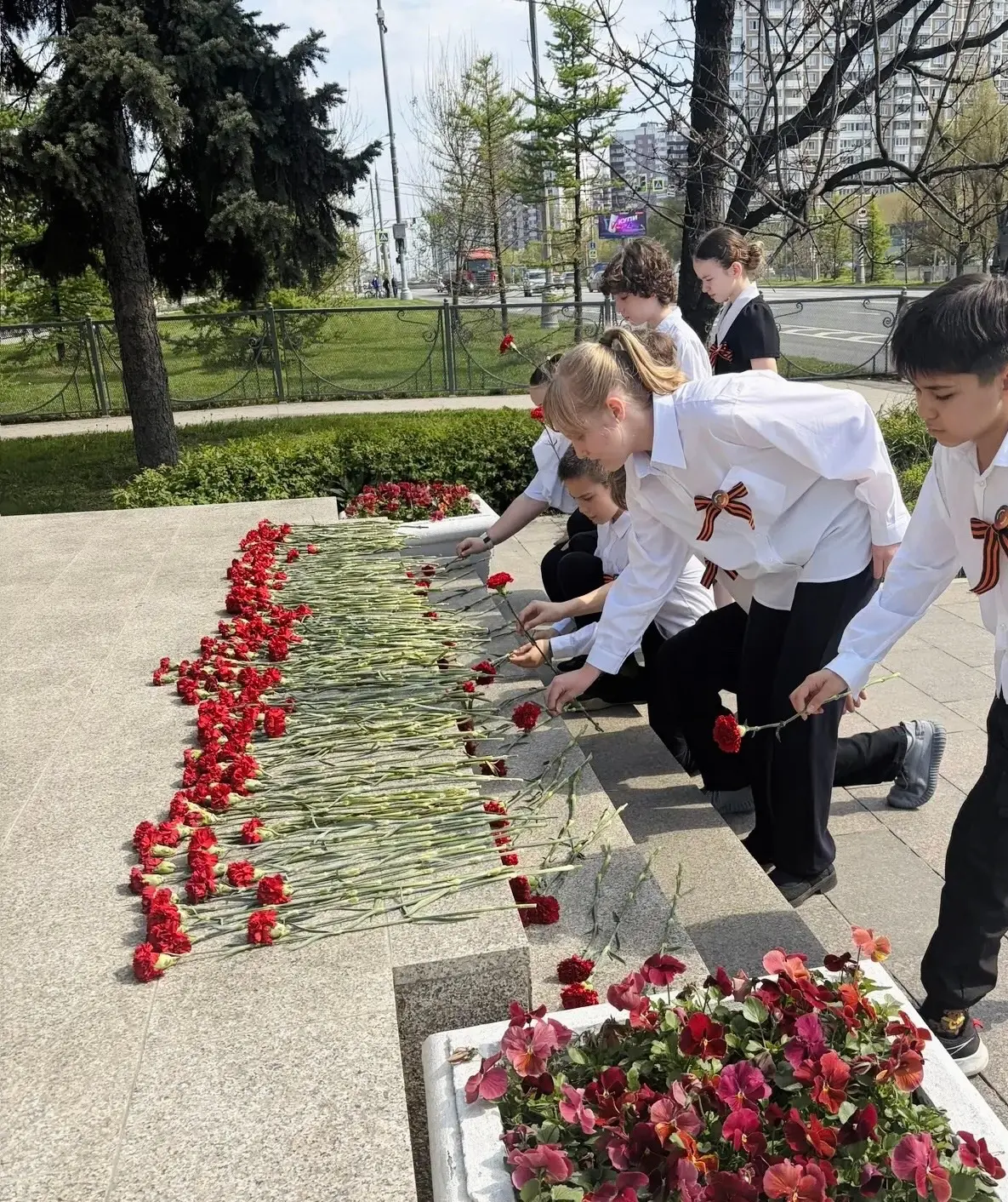 📌 Патриотическая акция «Красные гвоздики»  🕊️ В преддверии священного праздника Великой Победы наши 