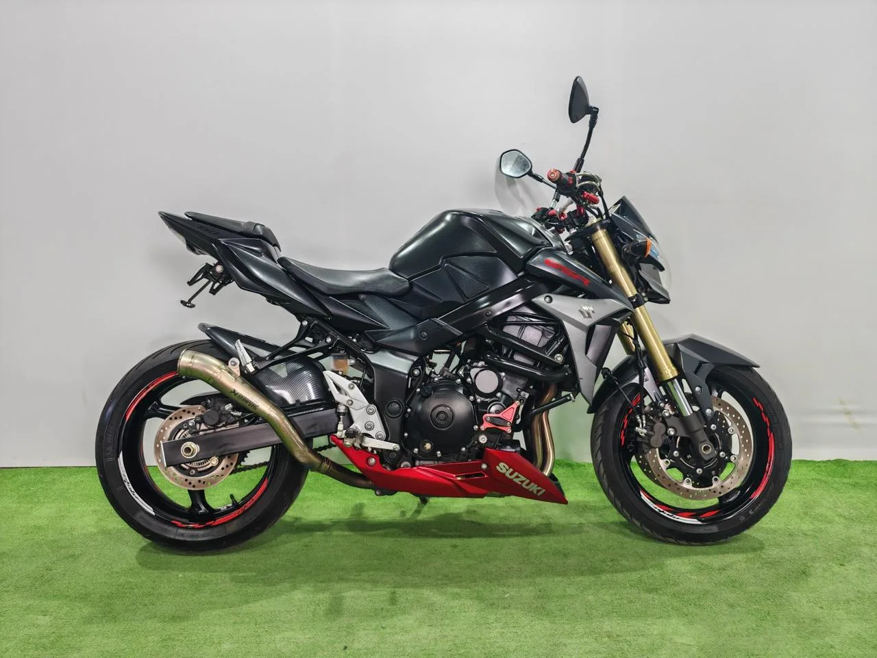 SUZUKI GSR750A в наличии во Владивостоке  Характеристики:  - 2013 год - объем 750 см3 - Аукцион AUCN