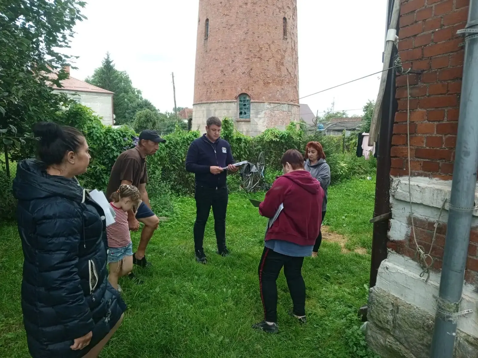 Депутаты ЛДПР Борис Попов и Арам Наринян приехали в Полесск, чтобы встретиться с жителя...