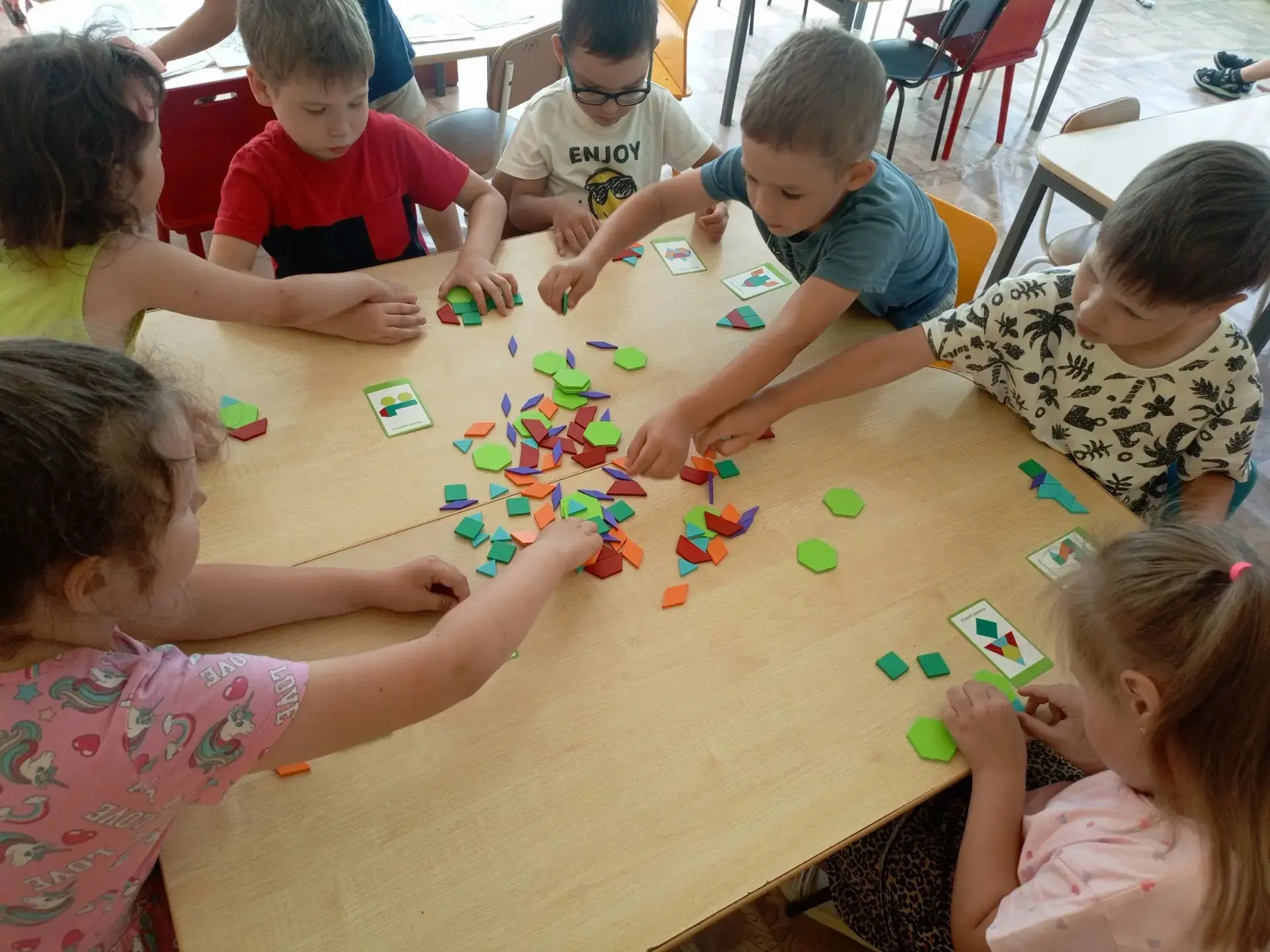 Танграм — не просто игра, а настоящий тренажёр для ума! 🧩

Он развивает пространственное мышление, 