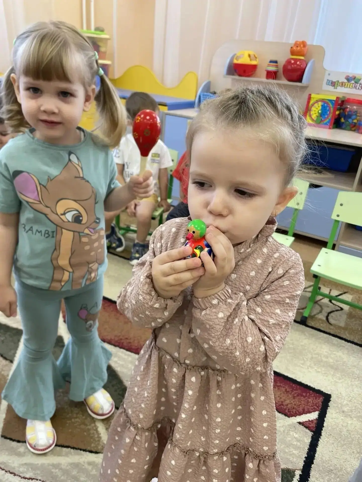 Почему в группе № 2 сегодня очень шумно? Людмила Юрьевна знакомила своих малышей с наро...
