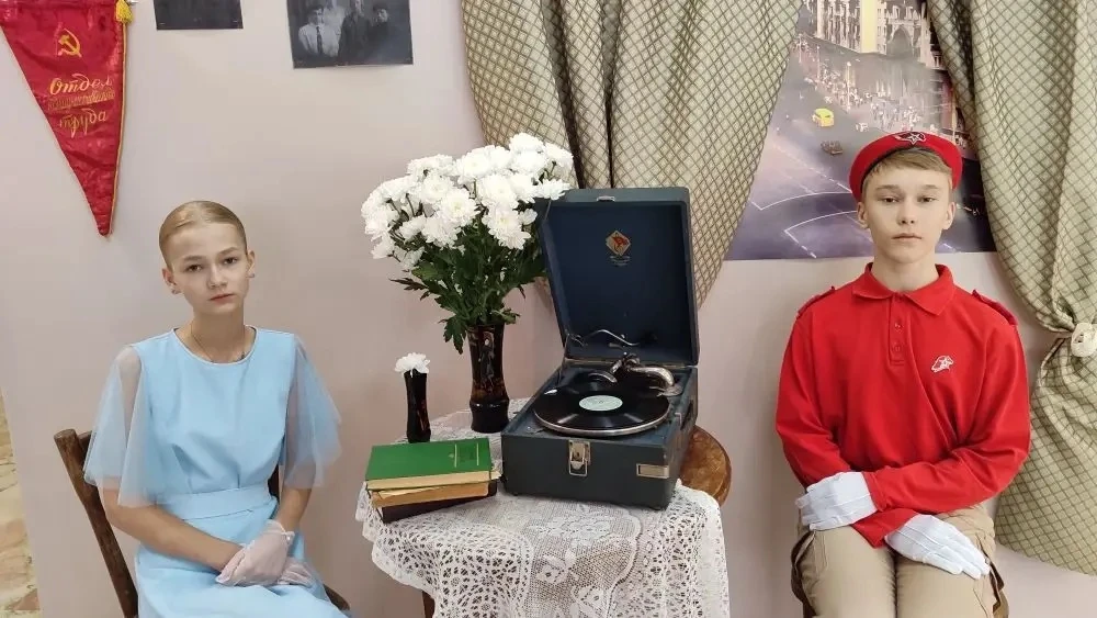 💐Спускается с небес вечерняя прохлада. Спешат цветы из сада во дворец. Две розы, рядом трон, мерцает
