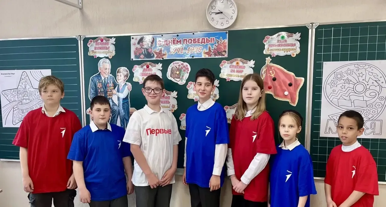 ✨ В нашей школе — «Окна Победы»! ✨  Ребята с любовью украшают окна символами Великой Победы: рисуют 