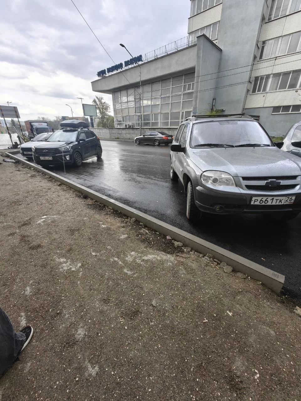 А ещё никто не контролирует парковку личного транспорта на автобусных остановках: ни администрация, 