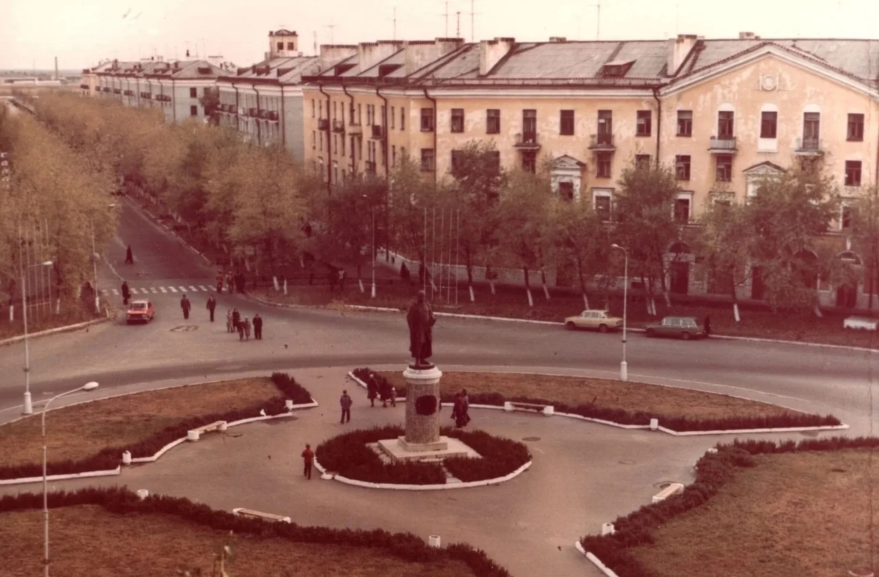 👋🏻 Привет из 90-ых. Площадь Ломоносова не изменилась совсем, а вот в домах по кругу, ...