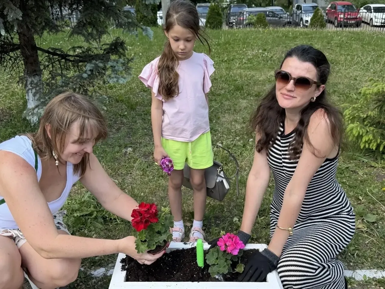 🌿 Традиция живет: первоклассники украшают школу.  Вот уже который год наши самые юные ученики дарят 