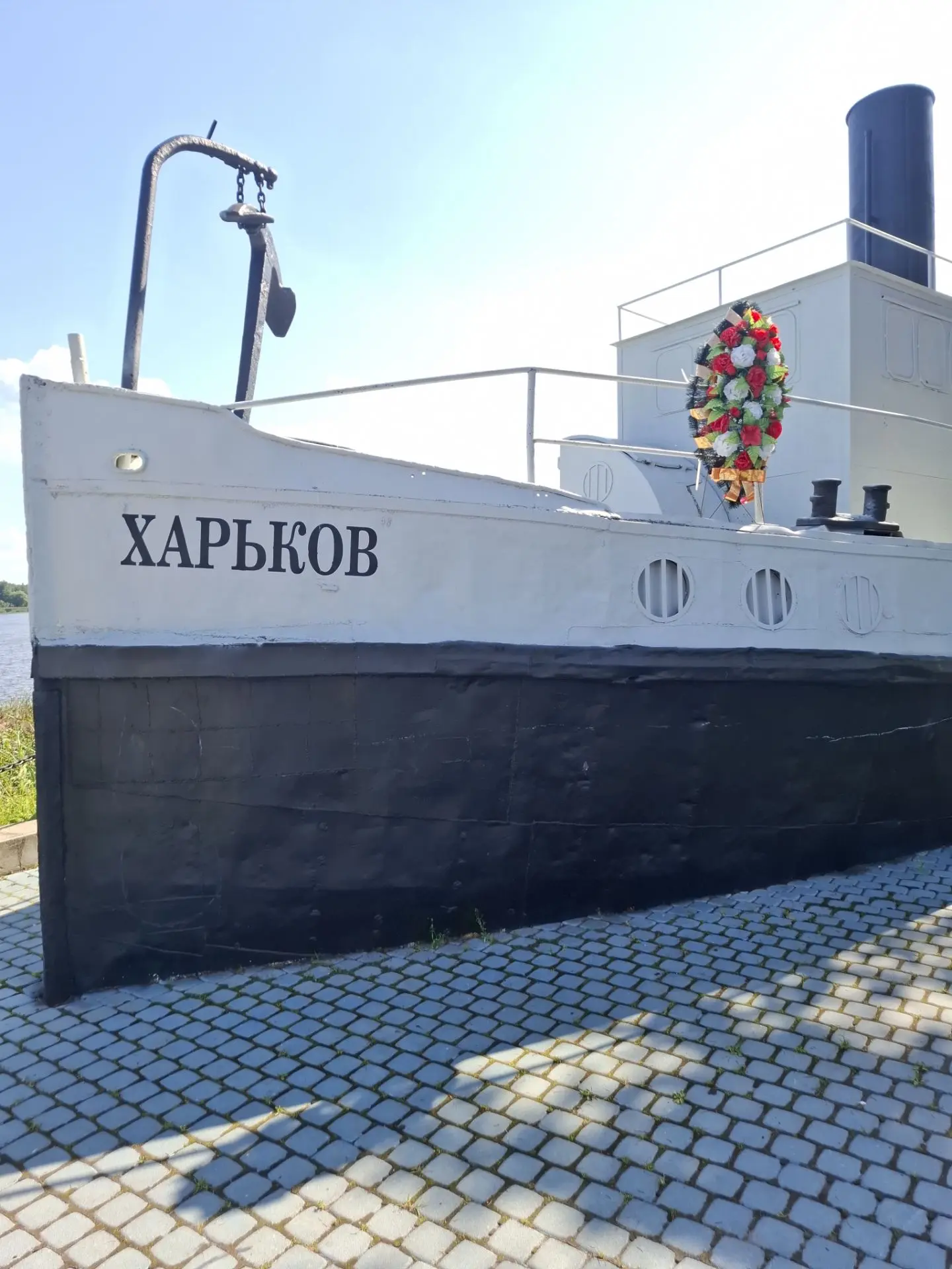 Устами младенца))

Поехали погулять в Новую Ладогу, подошли к кораблям. Яся, увидев венок, выдаёт:
—