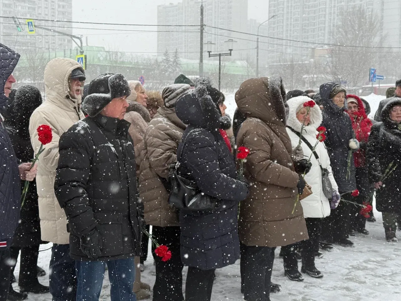 Памятная акция ко Дню защитника Отечества прошла в районе Крылатское  🕯️ На площади Защитников Неба 