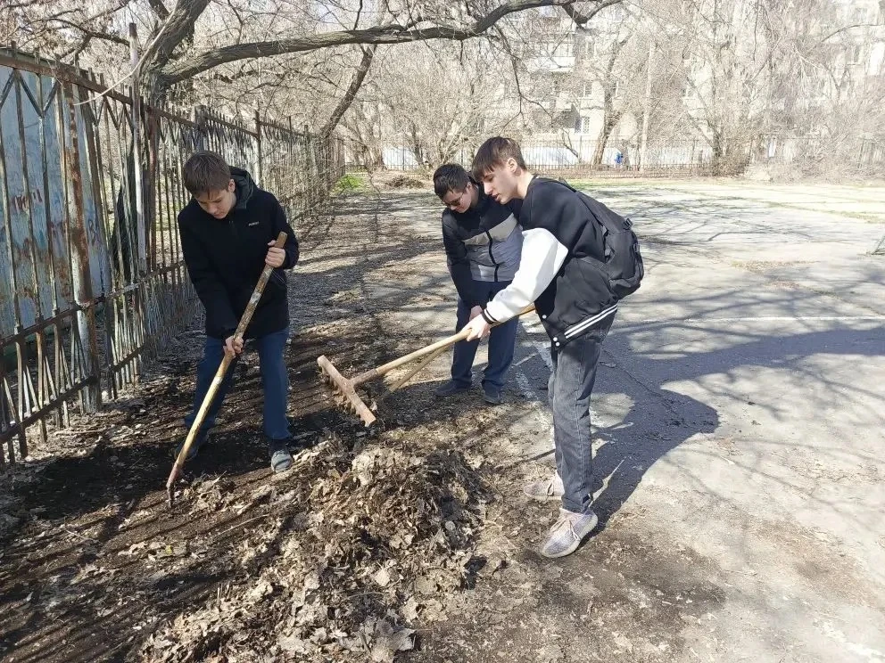 Субботник – 2026 в деле! 🧹🌍  Сегодня #МОУСШ81 дала старт Всероссийской неделе субботников «Мы за чис