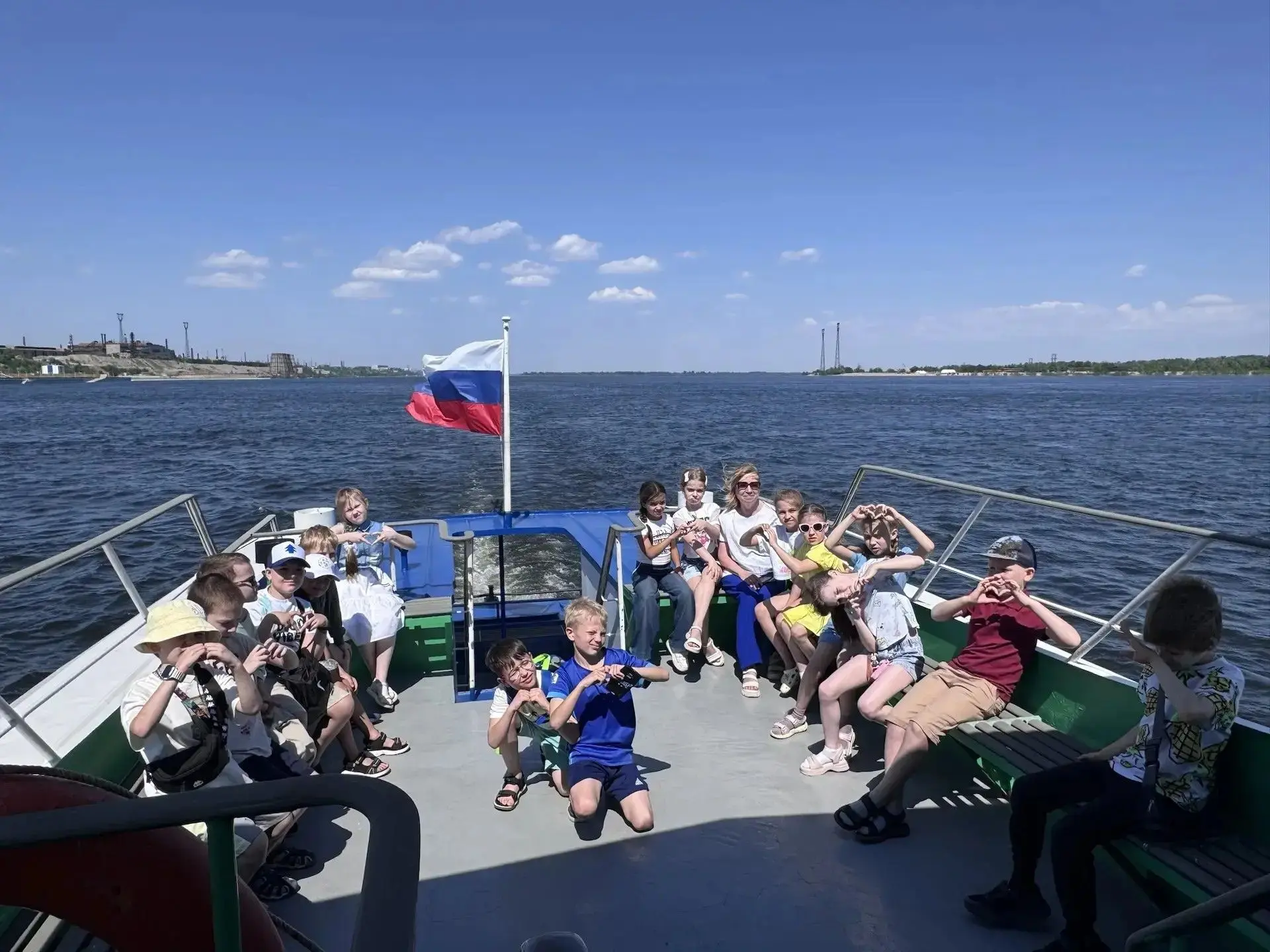 Невероятное путешествие 2 А            Репортаж с борта теплохода ⛴  22 мая 2 А класс вместо привычн