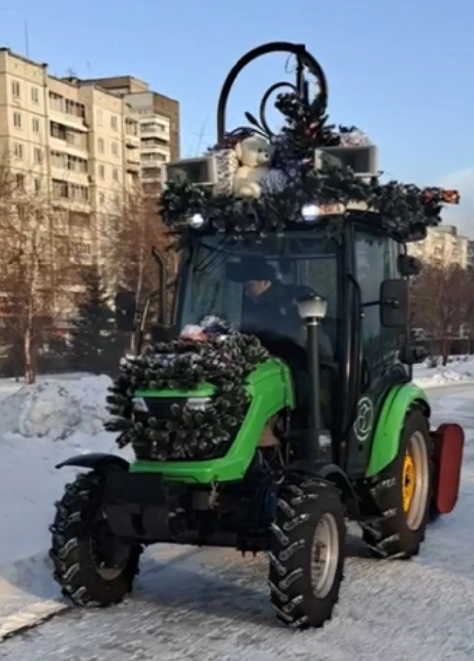 🏙  Новогодний трактор убирается в парках и скверах Красноярска
