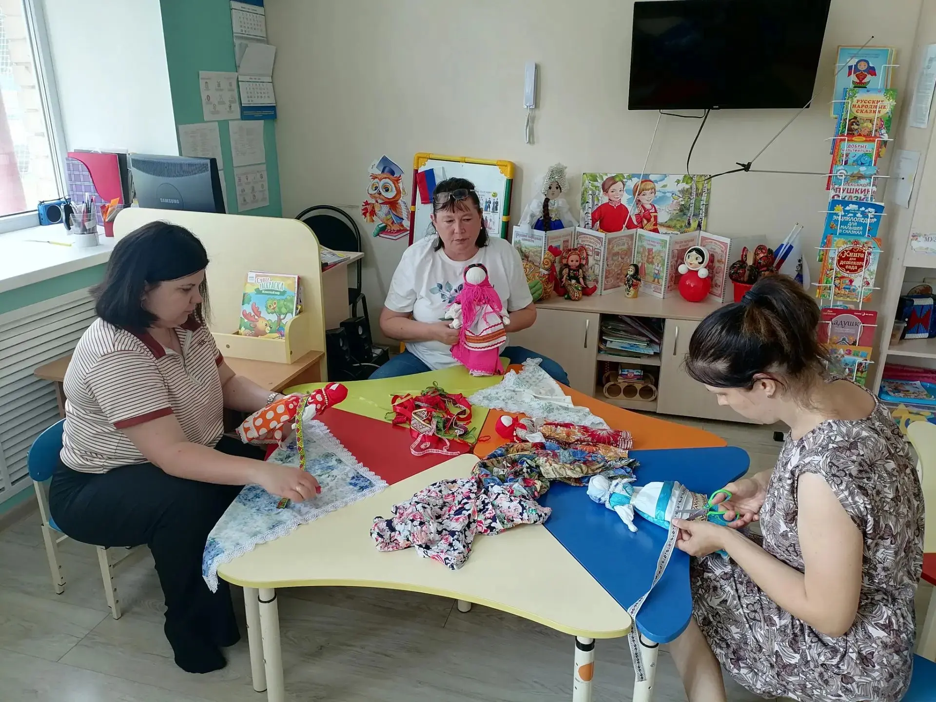 Польза, творчество и русские традиции! 🧵✨

Наши воспитатели провели время не просто душевно, но и с