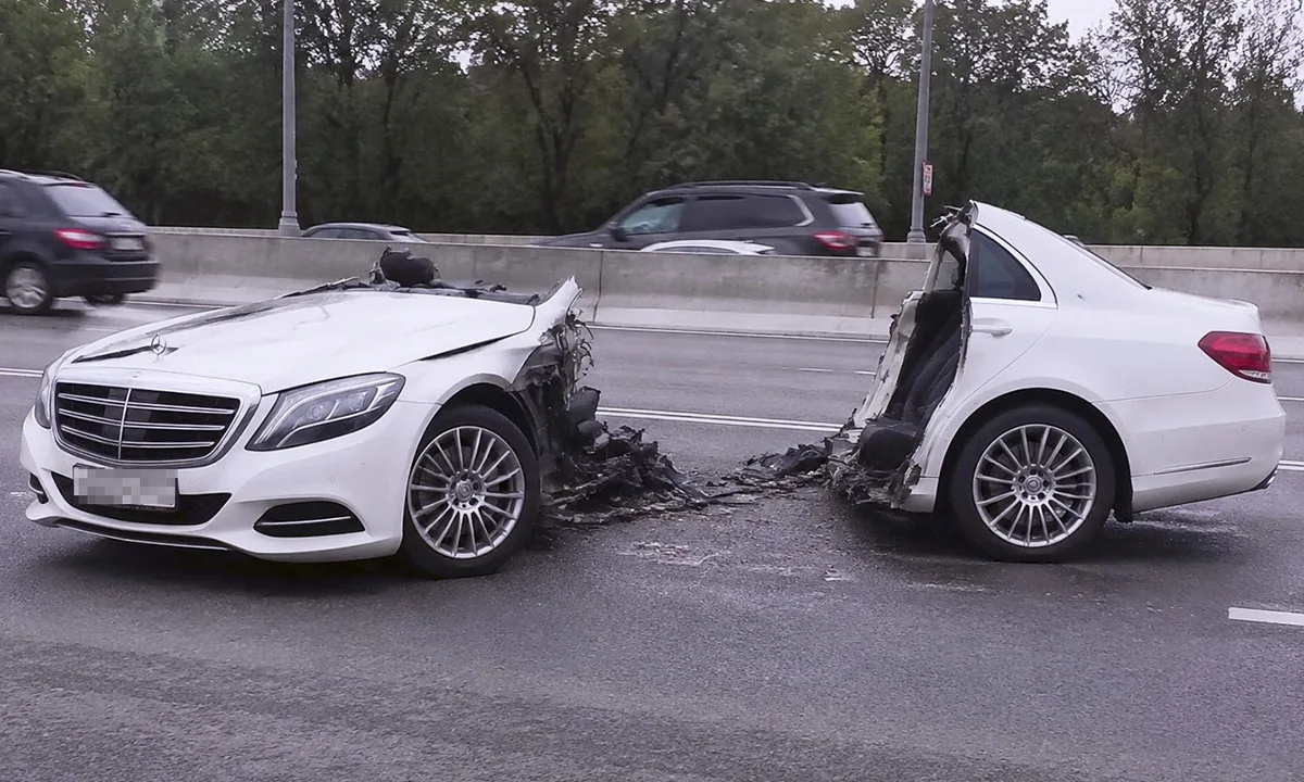 Москвич распилил Mercedes-Benz SL пополам во время раздела имущества с бывшей женой. 

53-летний муж