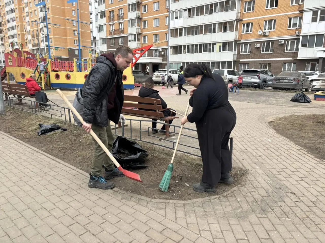 🌿 Сегодня сотрудники УК «Азимут» провели масштабный субботник на обслуживаемой территории  🔧 Что сде
