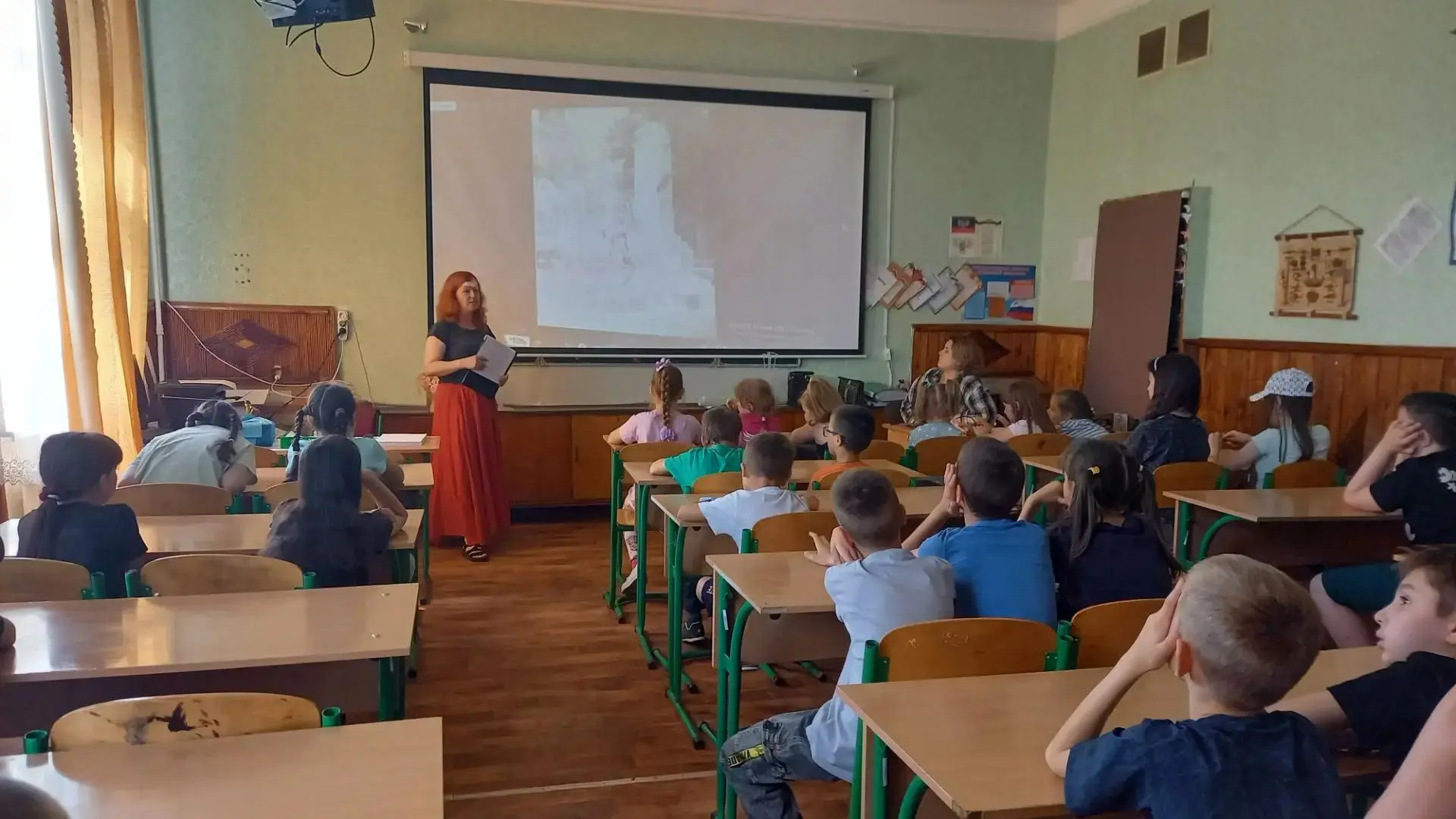 Сотрудники МБУ «Музей истории города Харцызска» провели ребятам виртуальную экскурсию "Памятники от 