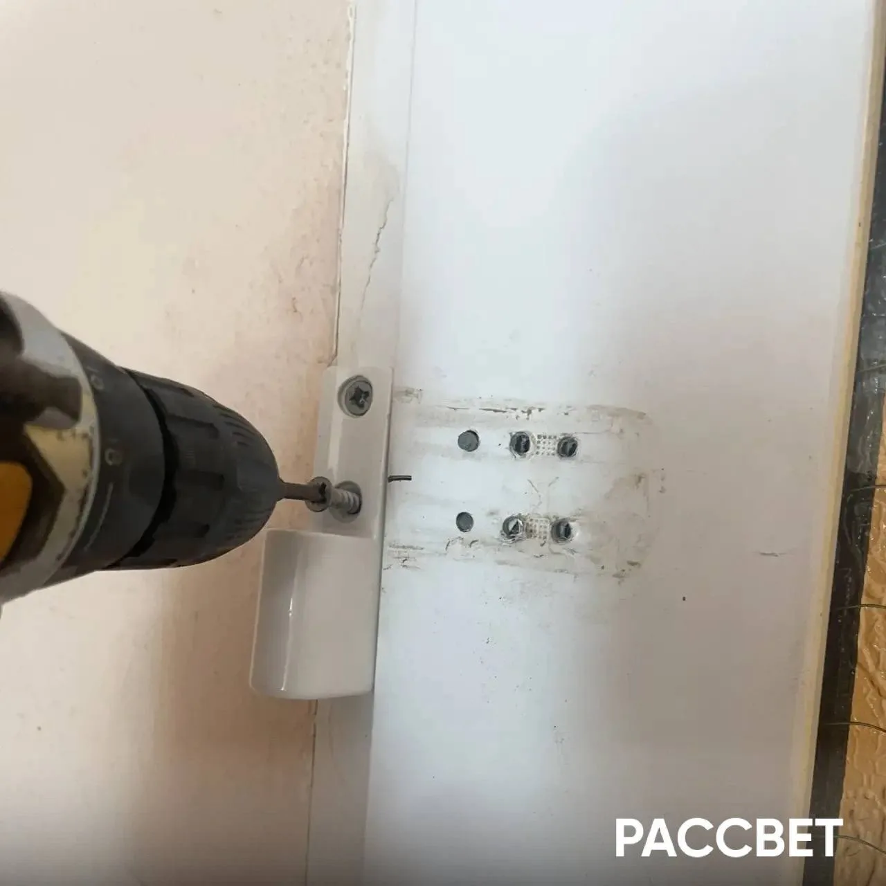 Провели замену петель на пластиковых дверях в местах общего пользования ЖК "Рассвет".