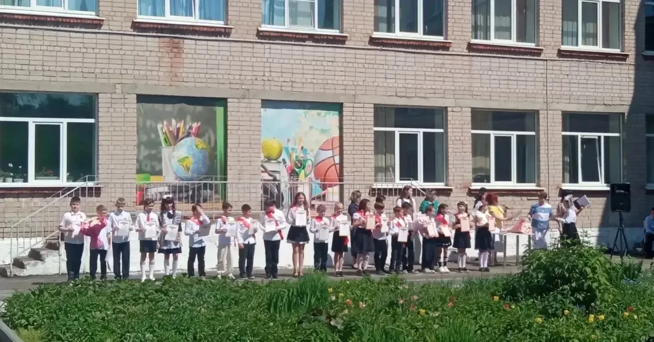 22 мая в нашей школе прошли торжественные линейки, посвященные окончанию учебного года ...