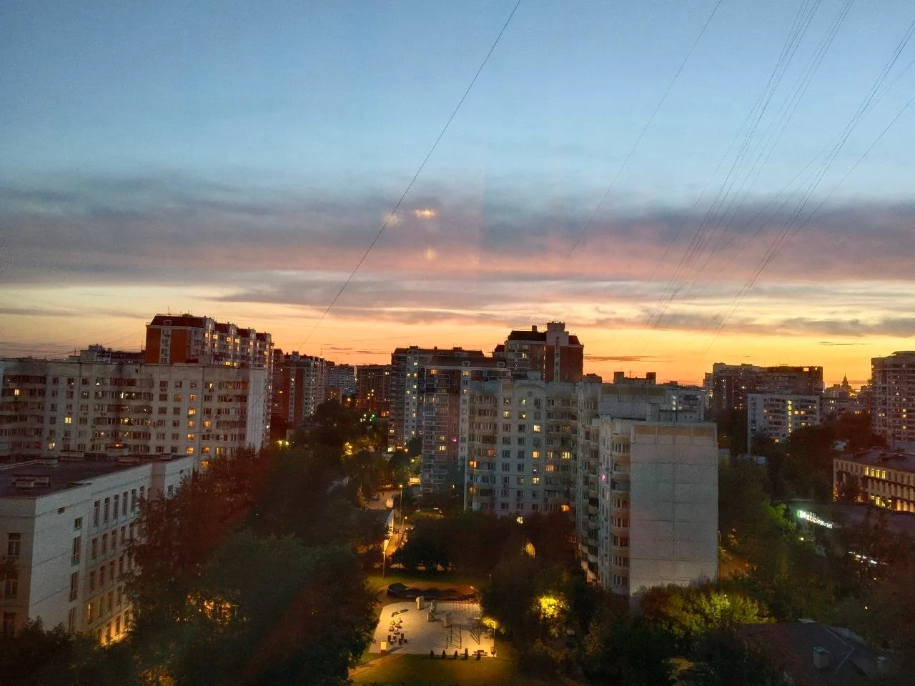 😍 Августовский закат на Таганке окрашивает небо в глубокие оранжевые и лиловые оттенки.