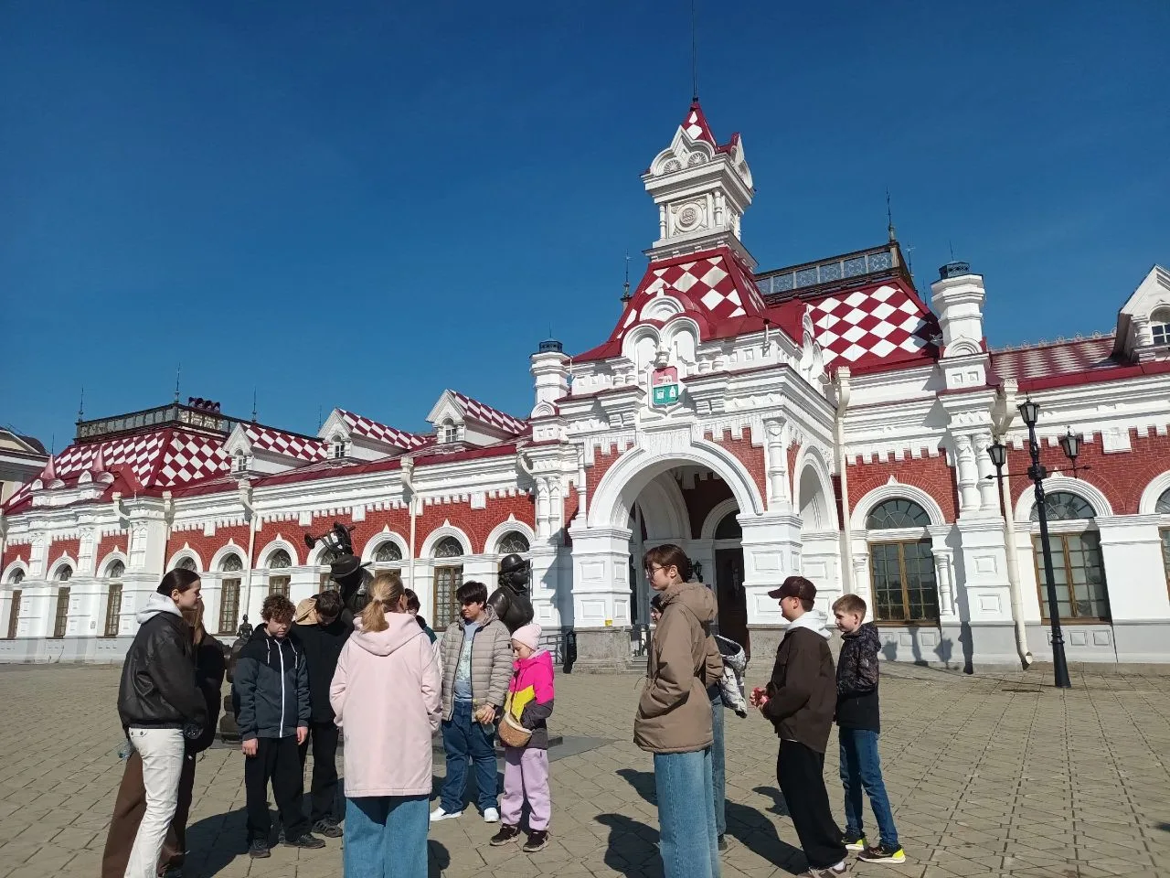 ОБРАЗОВАТЕЛЬНЫЕ КАНИКУЛЫ 🚇  Визитная карточкой Свердловской магистрали. Сегодня ученики 7 Б класса п