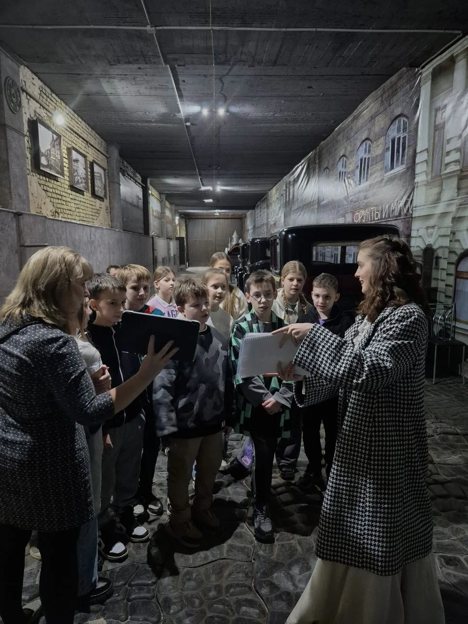🎬ПУТЕШЕСТВИЕ В МИР КИНО И ДЕТЕКТИВНЫХ ТАЙН   🗓️23.12.2025 обучающиеся 4.6 класса посетили киностудию