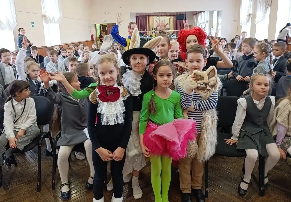 ШКОЛЬНЫЕ СПЕКТАКЛИ🎭  💥 Сегодня для учеников начальной школы детская театральная студия «Соколики»пре