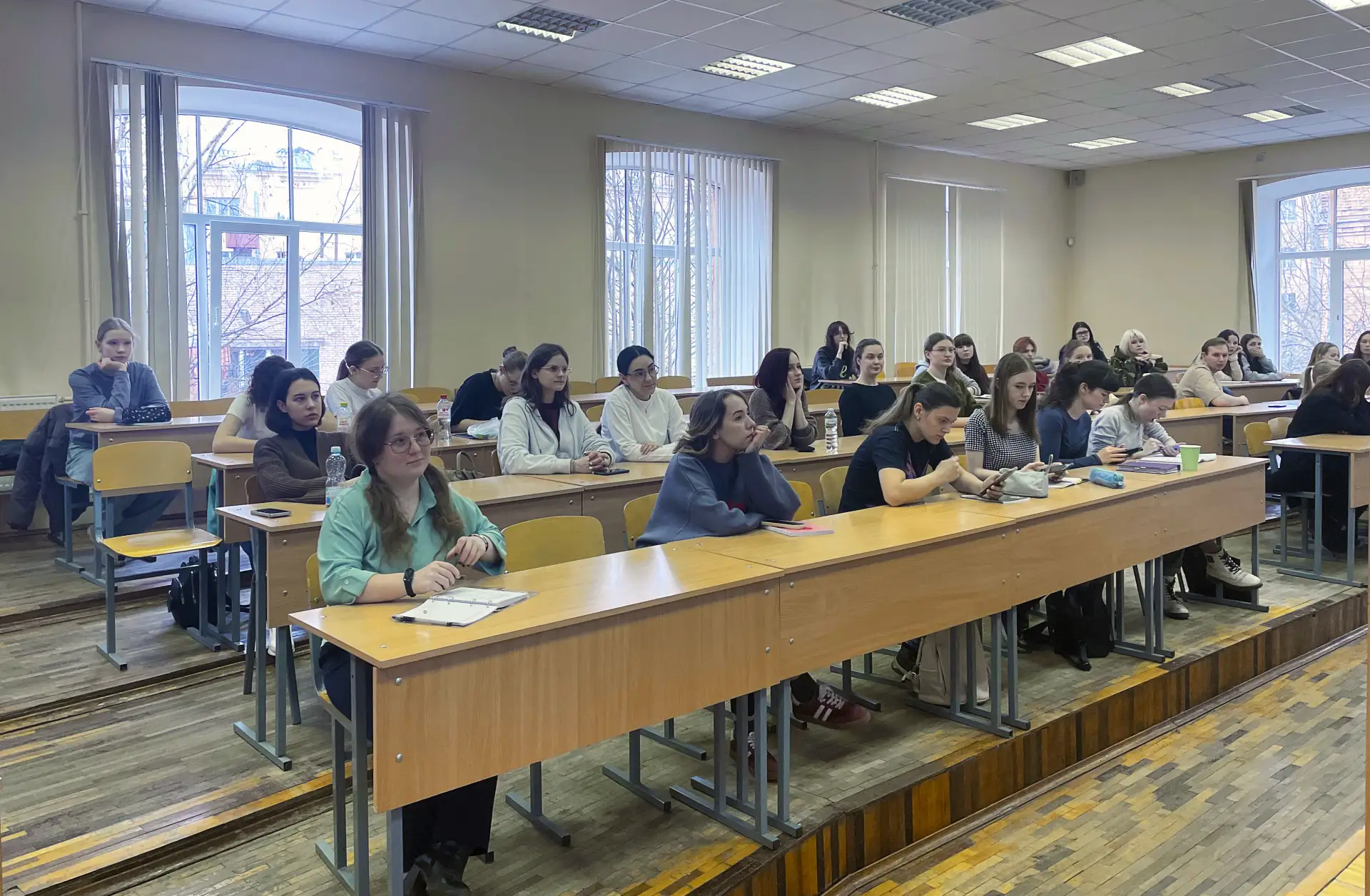 🔔 Первокурсники института дефектологического образования и реабилитации посетили круглый стол, посвя
