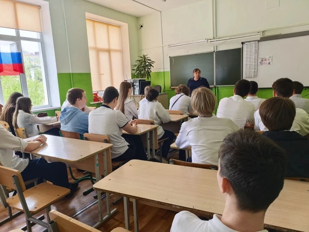 📢 В нашей школе — важные и интересные дни!  👮‍♀️ Уже несколько дней к нам приходит инспектор по дела