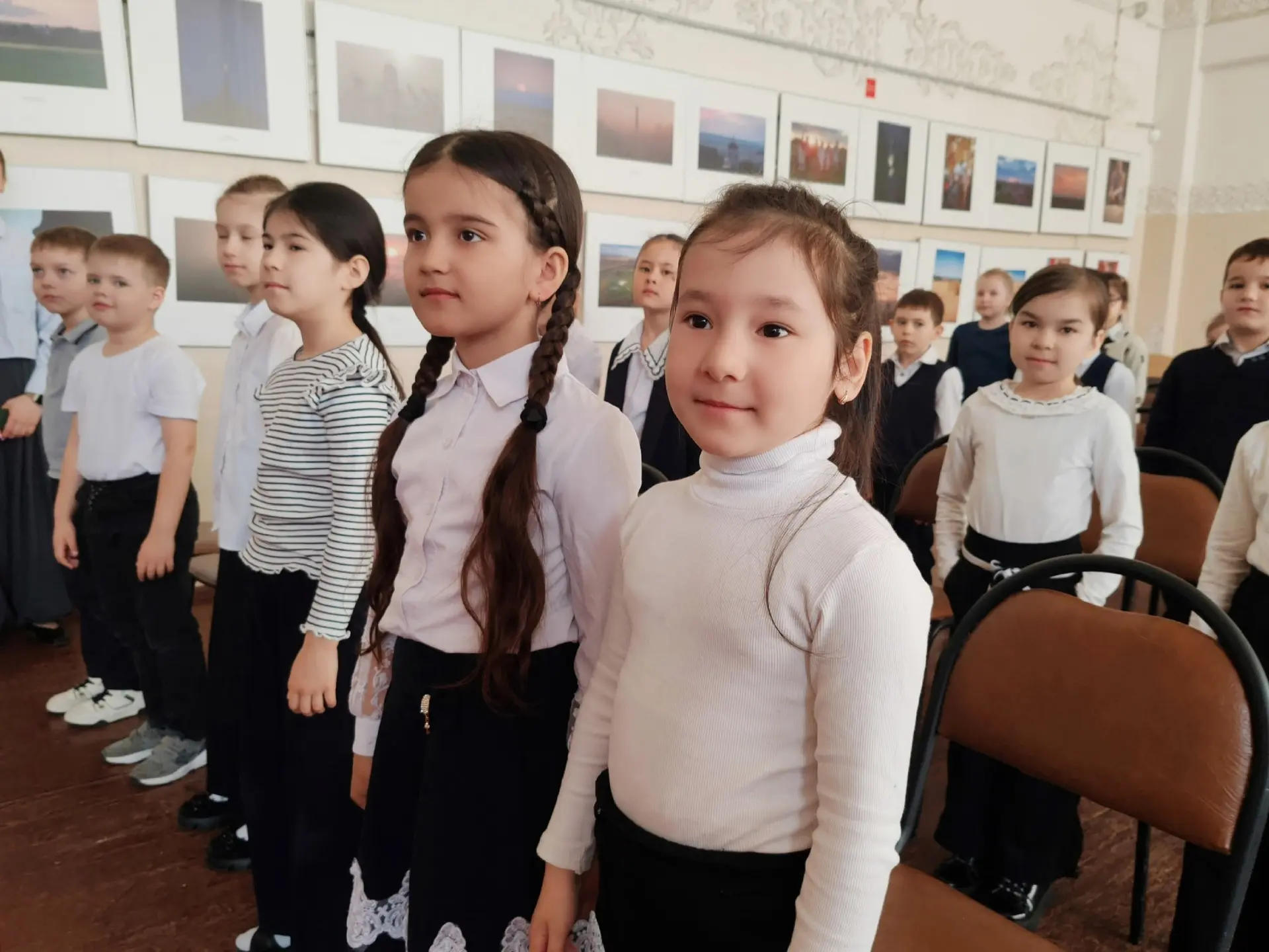 ✨ Учебная неделя в нашей школе началась с торжественной церемонии поднятия флага. Это стало доброй т