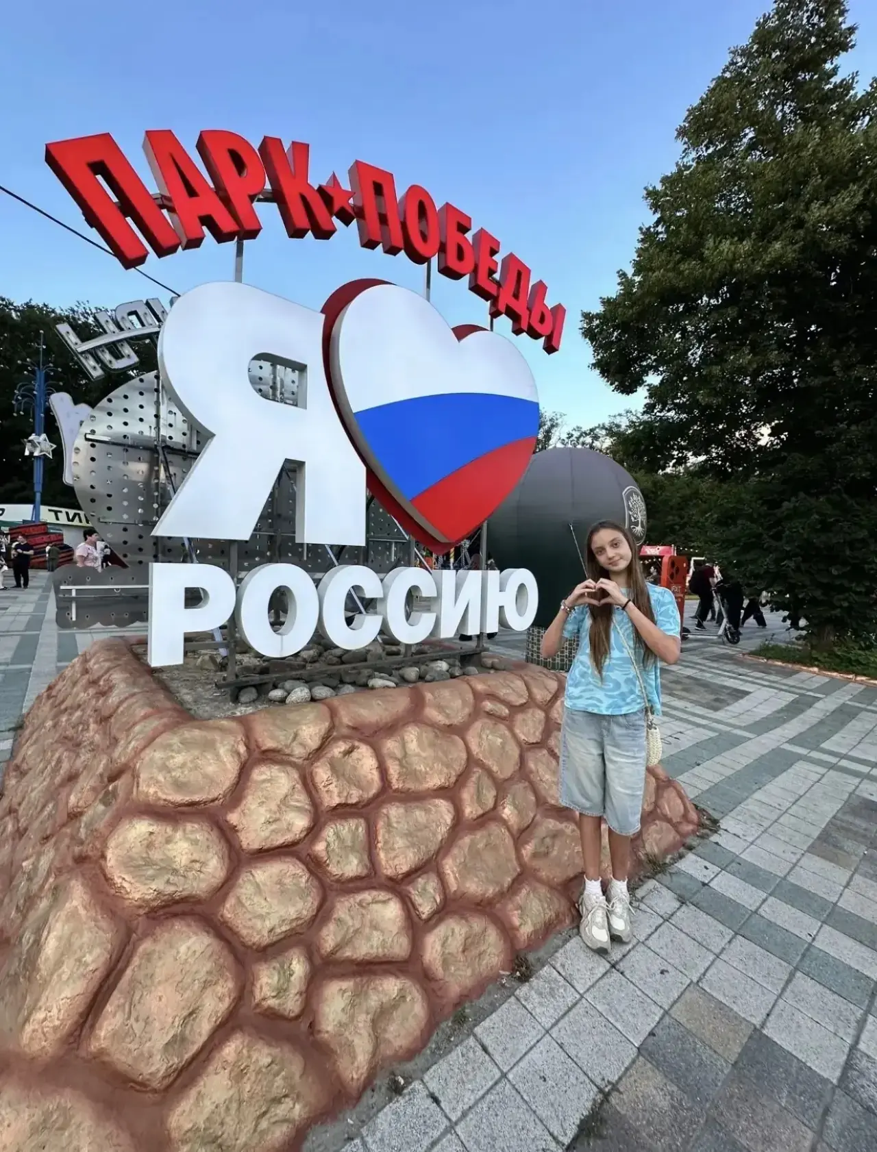 🇷🇺 Тараканова Милана,   обучающаяся 6а класса, участвует в акции, посвященной Дню Гос...