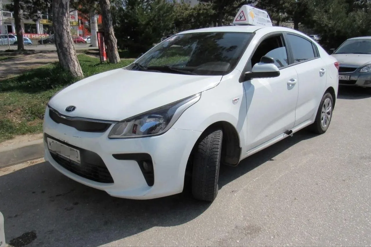Инструктор автошколы выманил у учеников 120 тысяч рублей