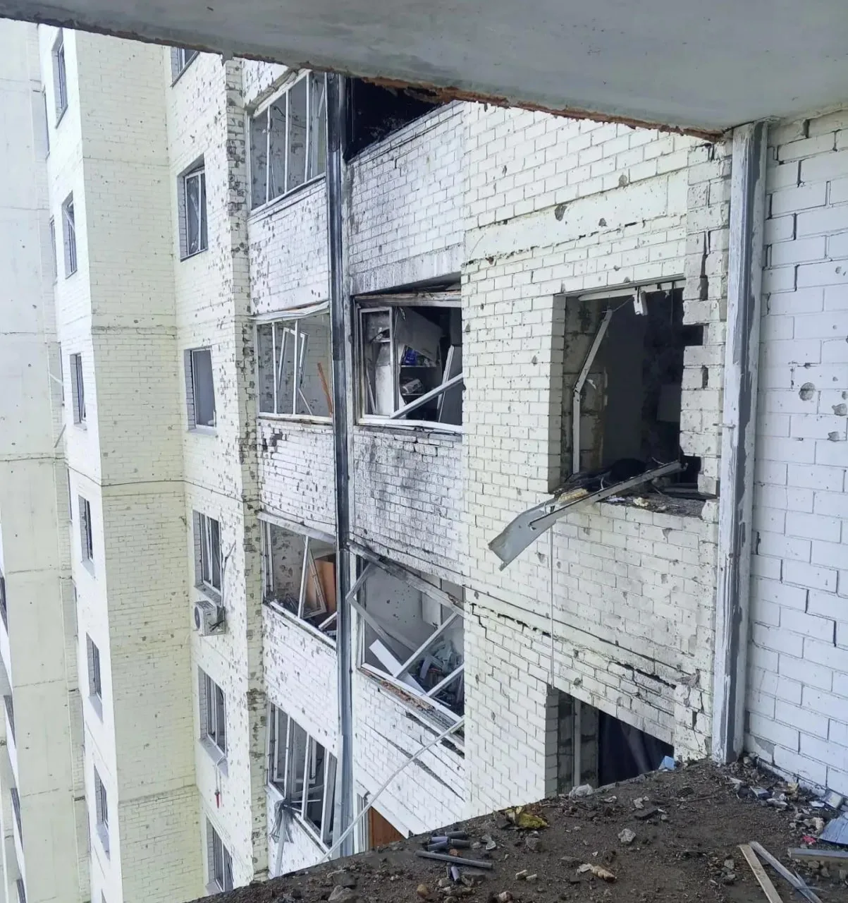 В Орле продолжают ликвидировать последствия попадания БПЛА в многоквартирный дом в Северном районе 
