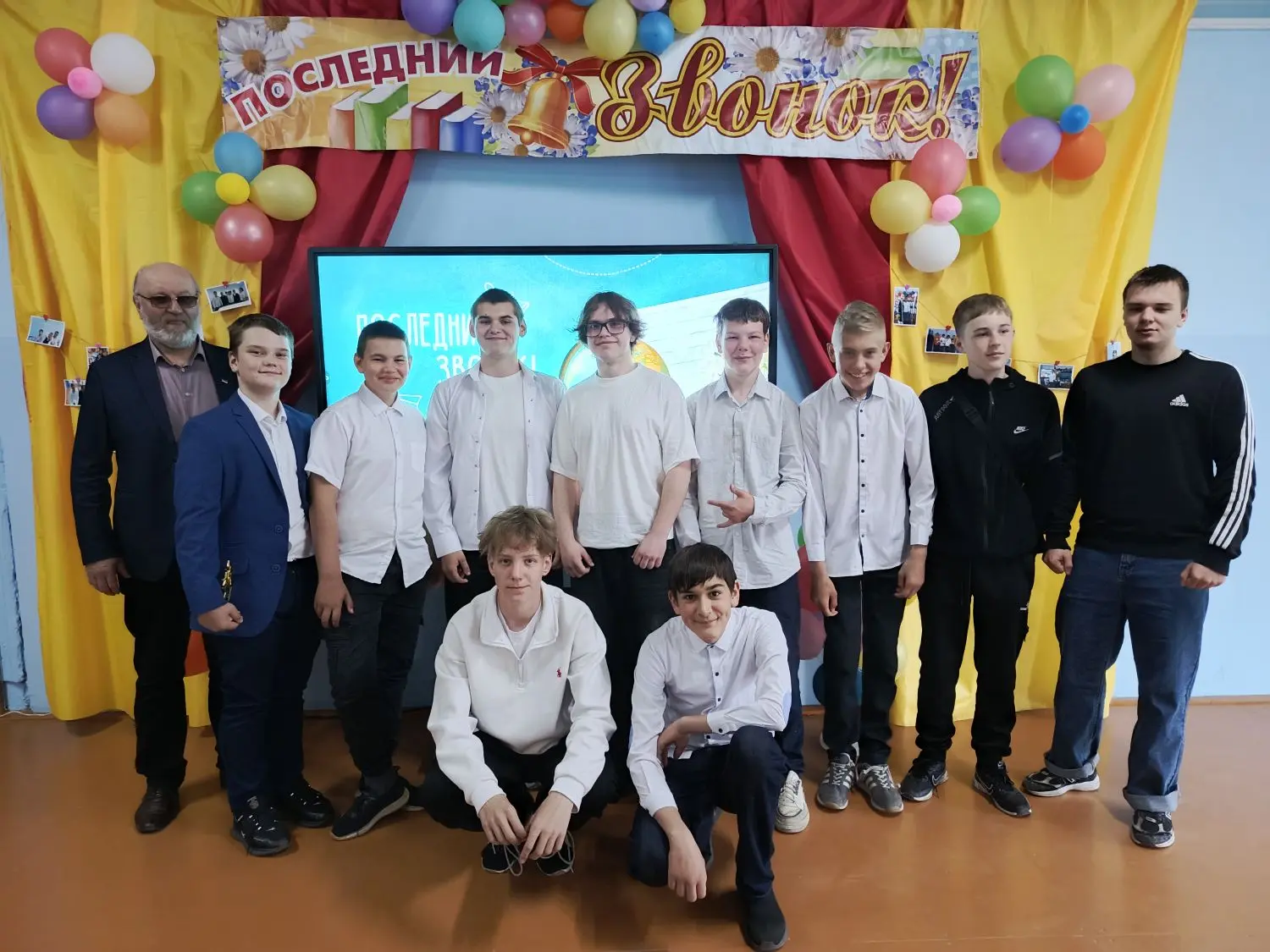 🔔 Последний звонок: прощание со школой и старт к новым вершинам! 🔔