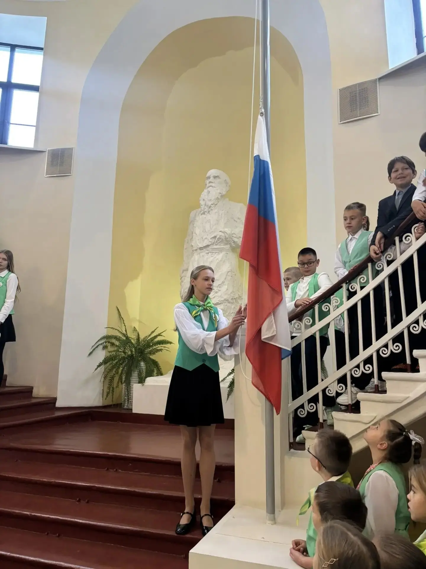 🇷🇺Новая учебная неделя в Яснополянском комплексе началась с торжественной церемонии п...