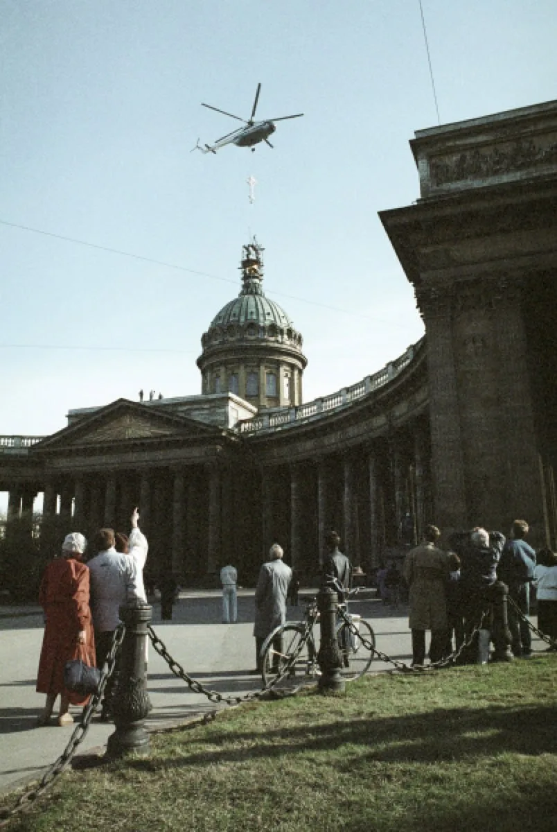 ⛪️ Возвращение креста на Казанский, 1993 год

Над Казанским собором кружит вертолёт, медленно опуска