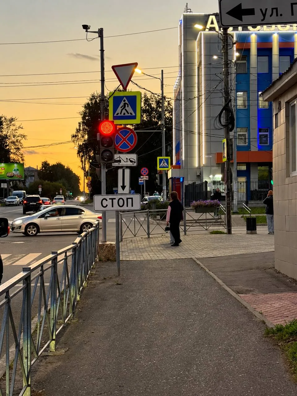 В Кирове пожаловались на ещё один опасный знак «Стоп» на тротуаре