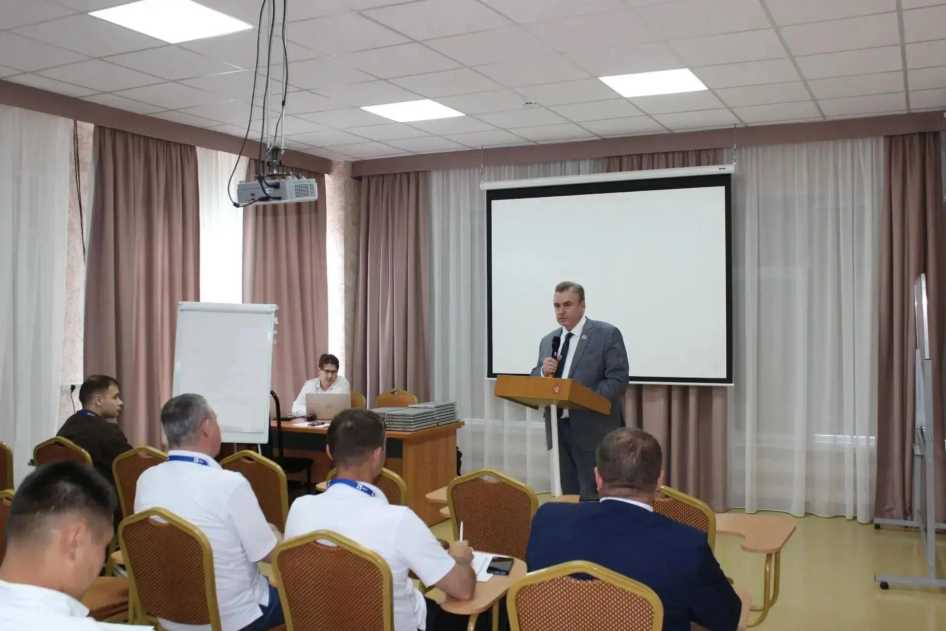 Вице-губернатор Дмитрий Кулагин стал лектором региональной программы «Герои Оренбуржья»

В Оренбургс